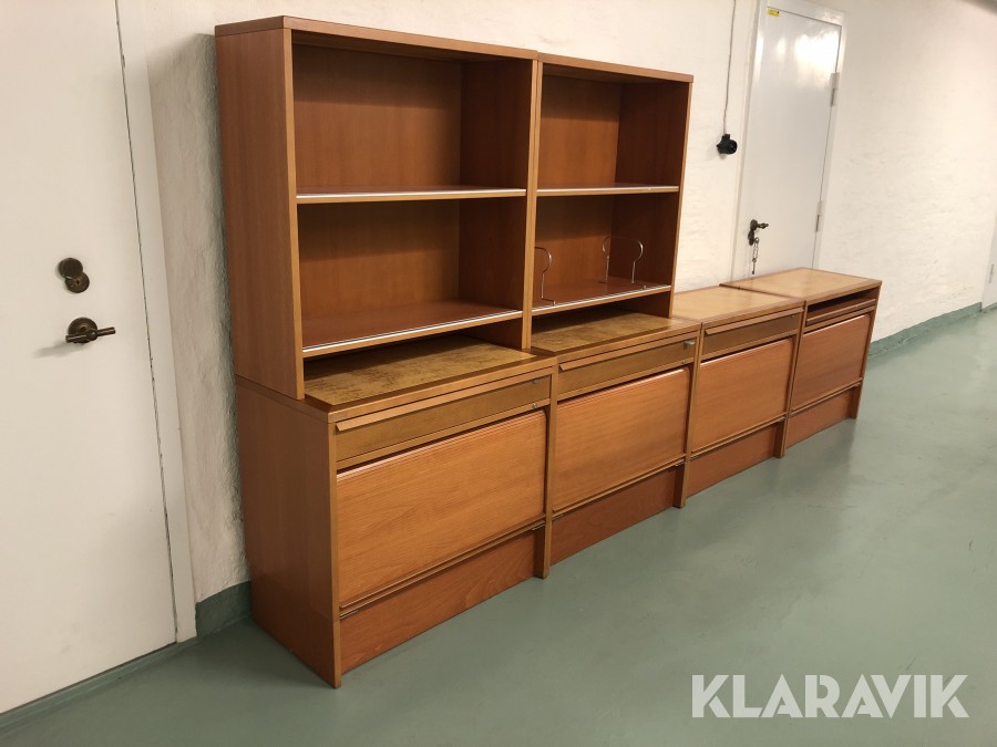 Kontorsmöbler 4 hurtsar och 2 hyllor NKR