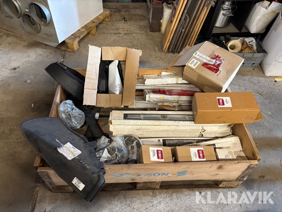 Pall med diverse reservdelar till gräsklippare John Deere/Toro