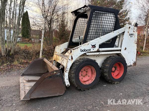 Kompaktlastare Bobcat Clark 631 med grävaggregat, skopa och gafflar