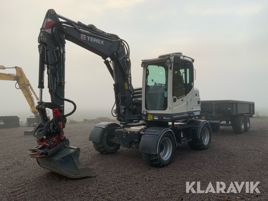 Grävmaskin Terex TW85 med kärra och flera redskap