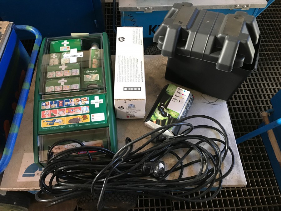 Första hjälpen station, färgpatroner m.m.
