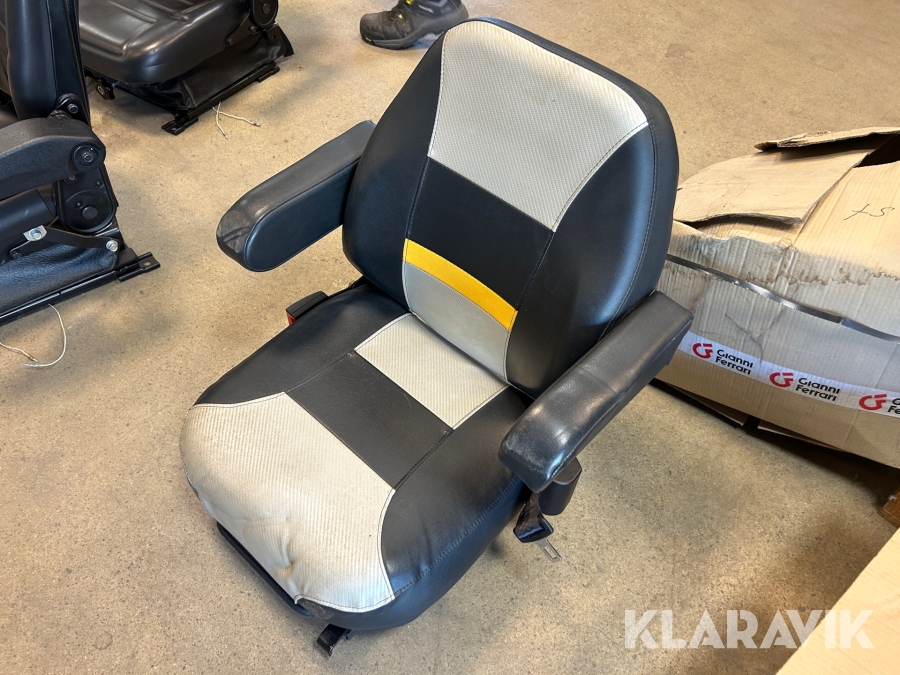 Stol med armstöd för traktor