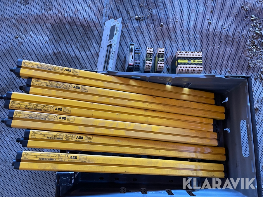 Parti med ljusridåer och säkerhets plc