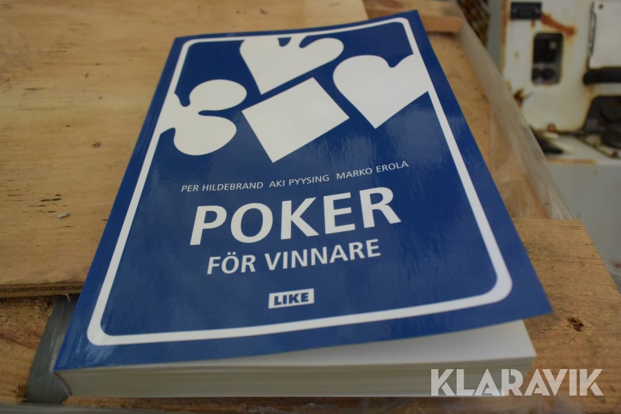 Böcker inplastade på pall