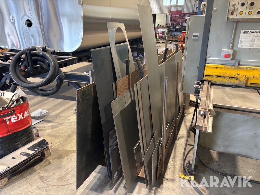 Plåtställ med plåtar