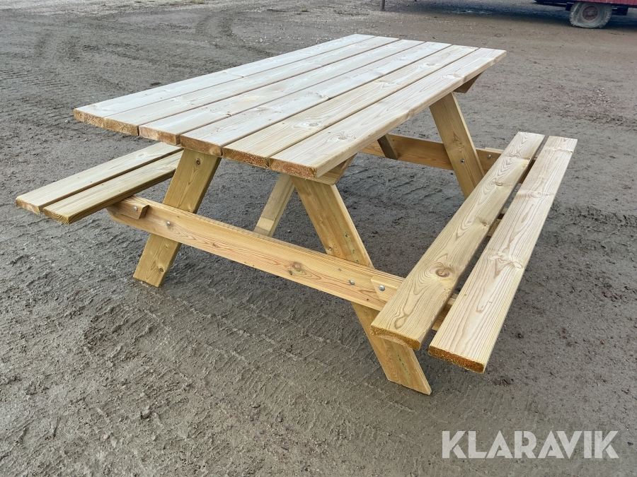 Bord med uppfällbar bänk