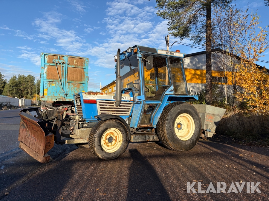 Traktor Iseki 4270 med sandspridare och vikplog