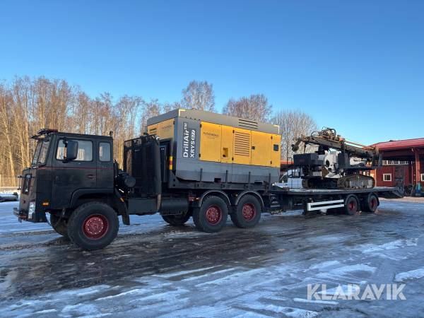 Borrekipage Atlas Copco XRYS 577 med lastbil och borrvagn