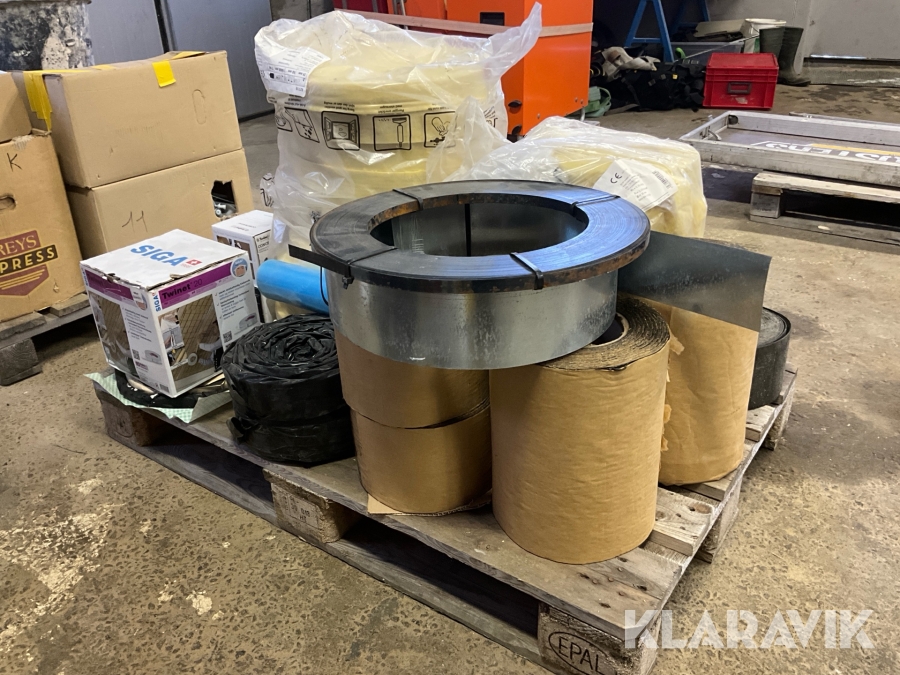 Pall med diverse byggmaterial