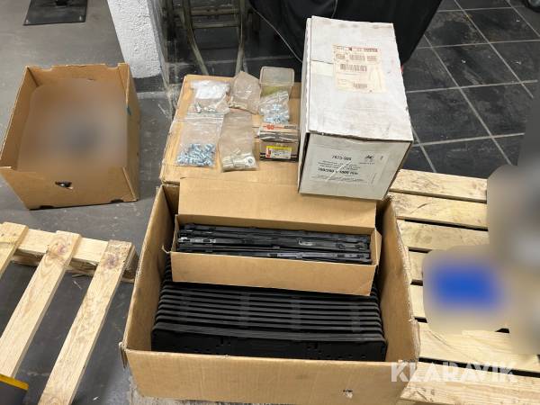 Parti nummerplåtar och diverse tillbehör