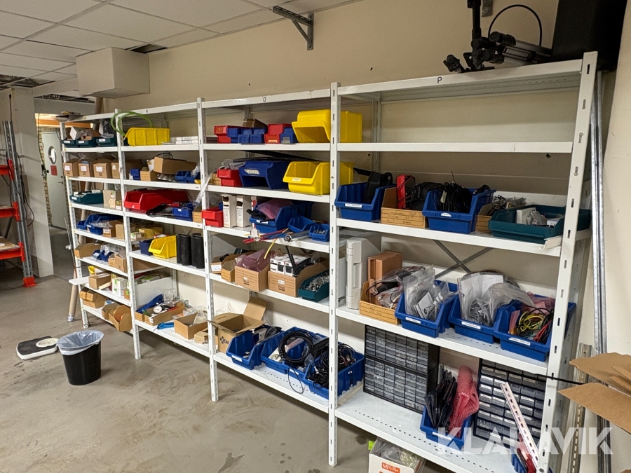 Parti med reservdelar och hyllsystem