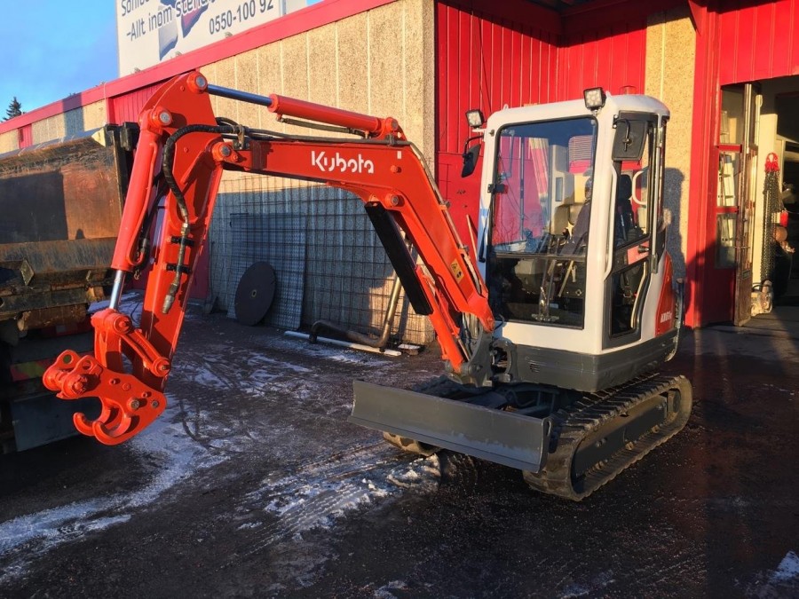 Grävmaskin med snabbfäste + redskap