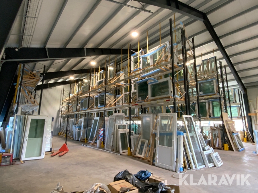 Stort lager oanvända PVC fönster och dörrar Budvar 850st