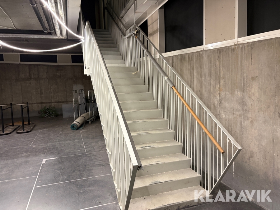 Ståltrappa med räcke