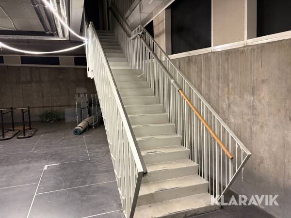 Ståltrappa med räcke