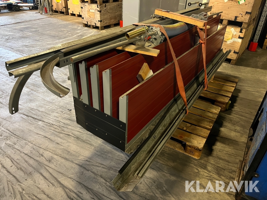 Takskjutport Prido med två fönster