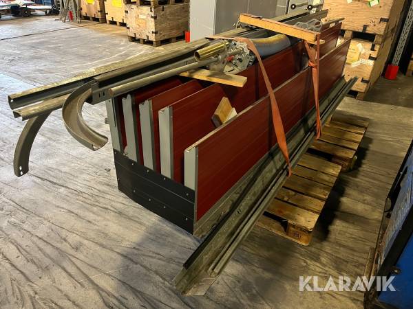 Takskjutport Prido med två fönster