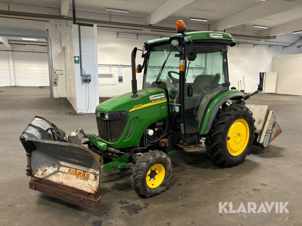 Traktor John Deere 4520 med vikplog och sandspridare