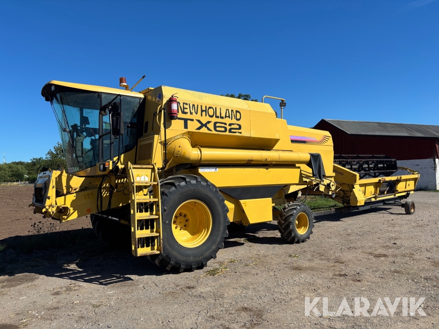 Skördetröska New Holland TX62 med 20 fots skärbord