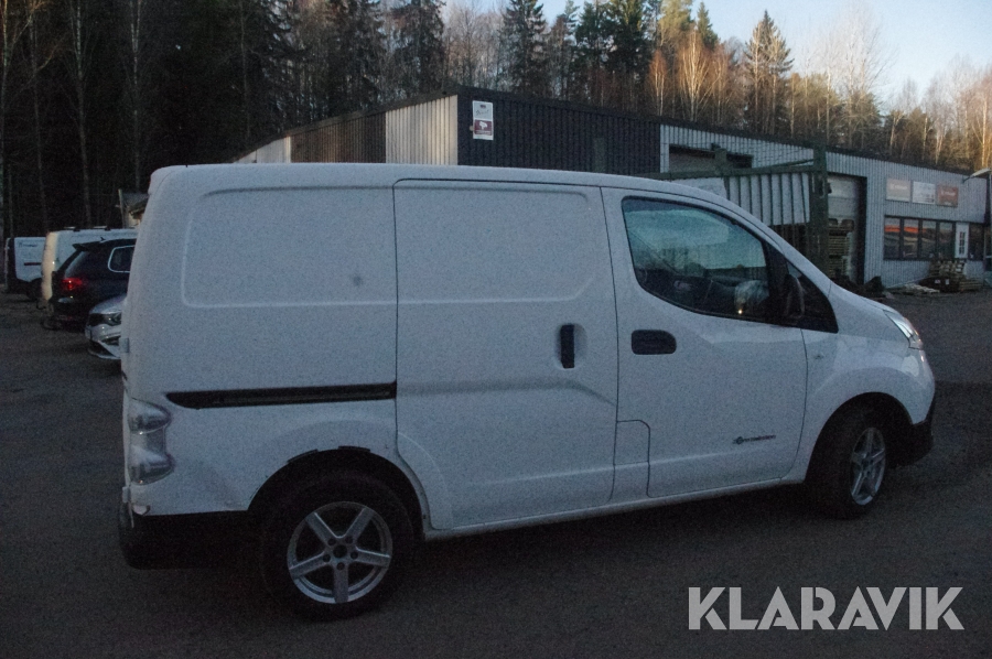 NISSAN E-NV200