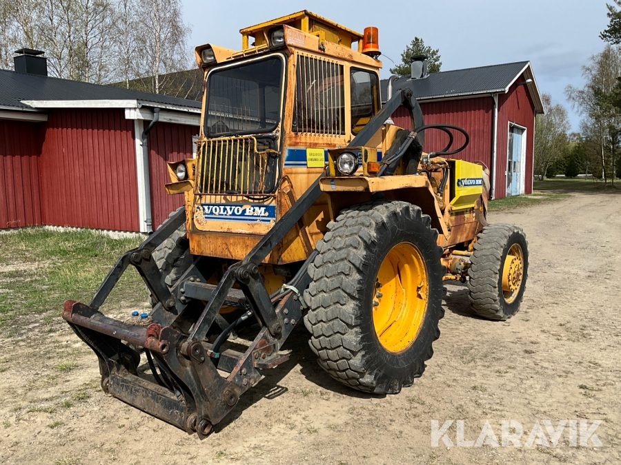 Baklastare  Volvo BM LM 642 med flera redskap