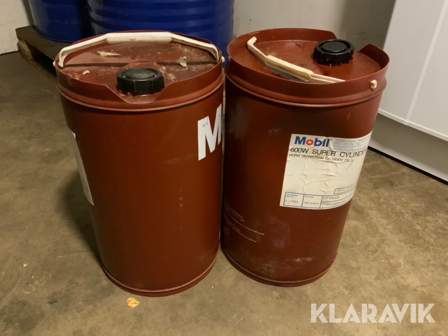 2st 25 liters dunkar med olja Mobil 600W Super cylinder oil