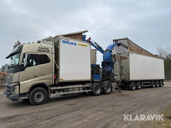 Lastbil med flishugg och kran Volvo FH16 750