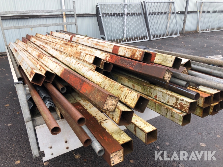 Staketstolpar och rörställning