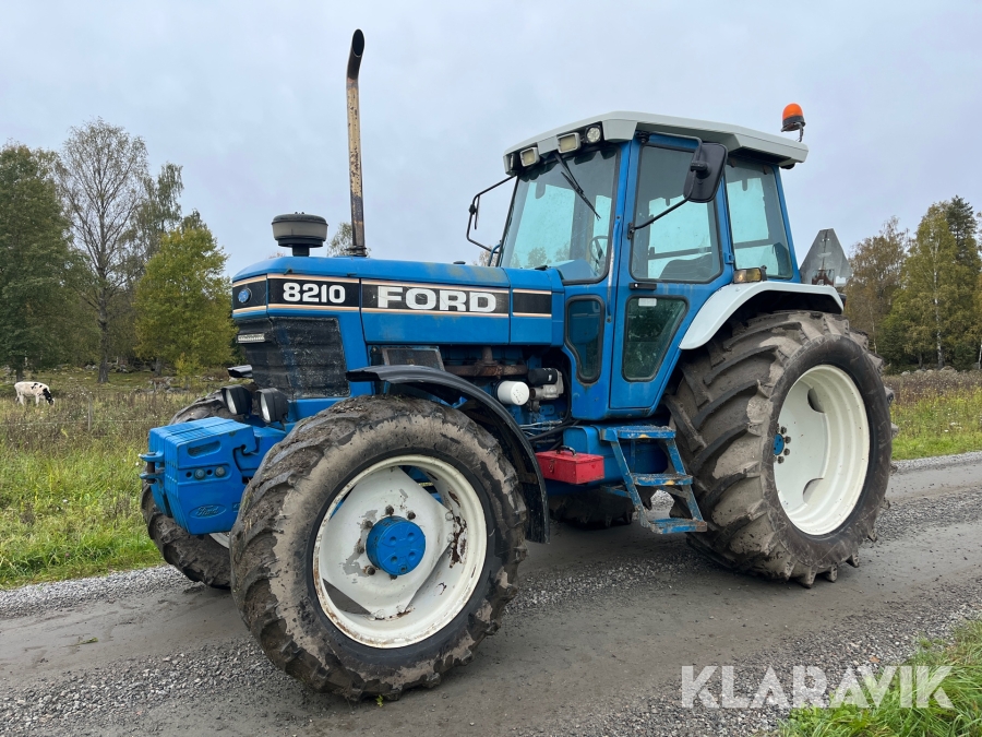 Traktor Ford 8210