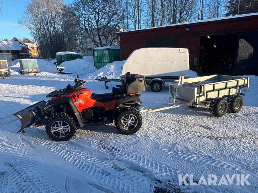 Fyrhjuling Cforce 820 LE med skogsvagn och plogblad