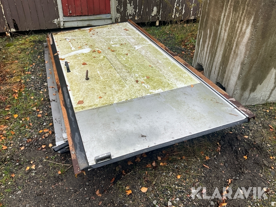 Dörr med kram samt en delad dörr