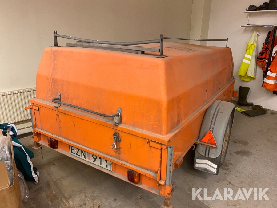 Personbilssläp Heby Trailer 120 C med kåpa