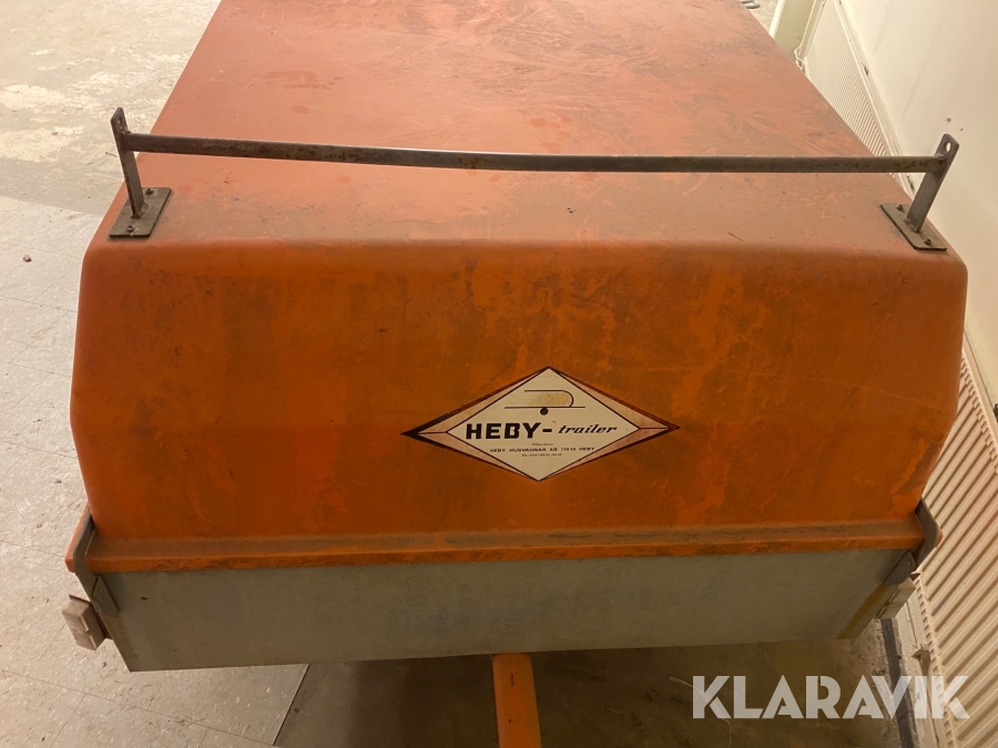 Personbilssläp Heby Trailer 120 C med kåpa