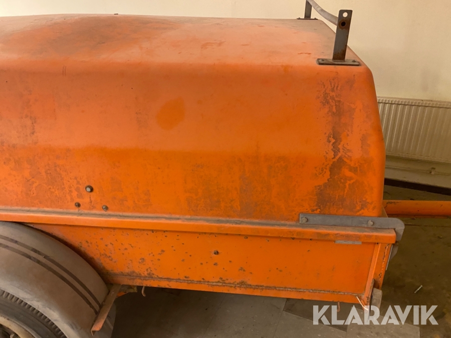 Personbilssläp Heby Trailer 120 C med kåpa