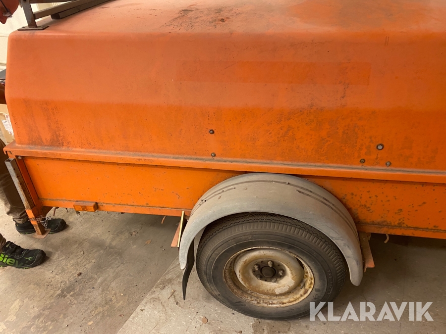 Personbilssläp Heby Trailer 120 C med kåpa