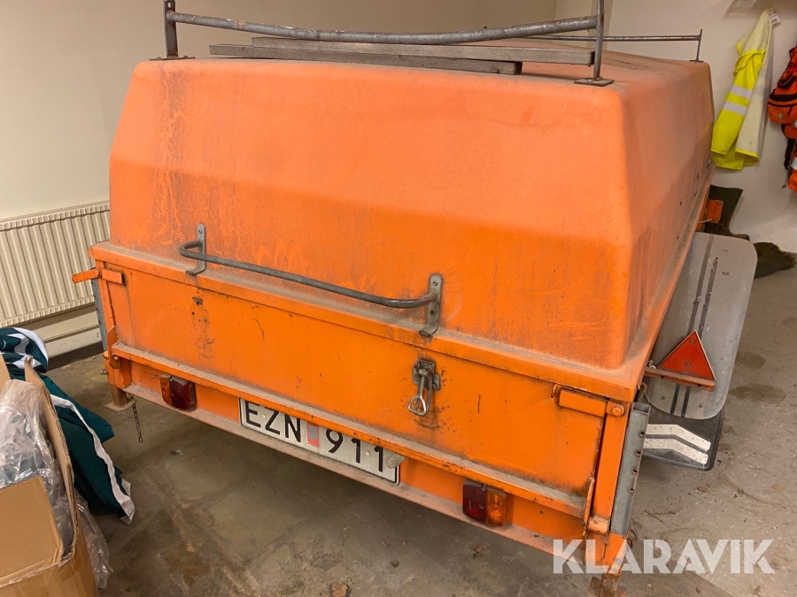 Personbilssläp Heby Trailer 120 C med kåpa
