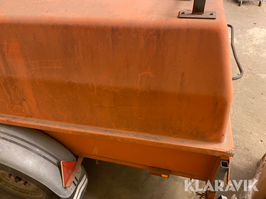 Personbilssläp Heby Trailer 120 C med kåpa