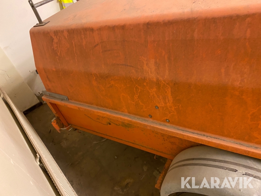 Personbilssläp Heby Trailer 120 C med kåpa