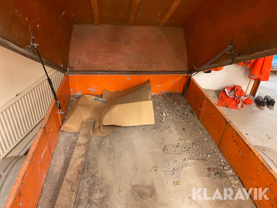 Personbilssläp Heby Trailer 120 C med kåpa