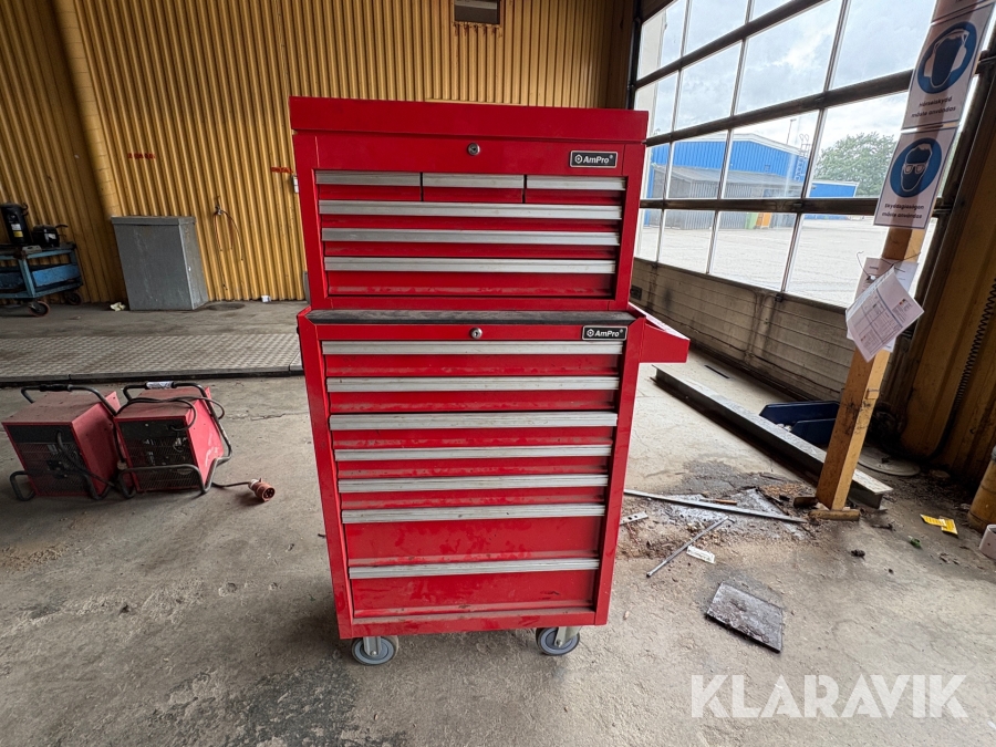 Verktygsskåp med diverse verktyg Ampro