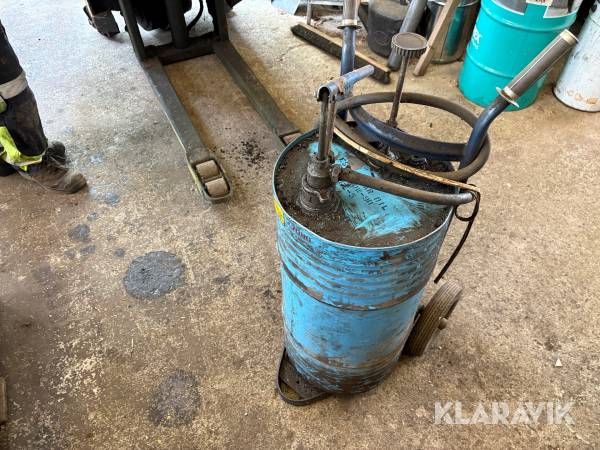 Oljefat med pump på hjul Esso 80W90 växellådsolja