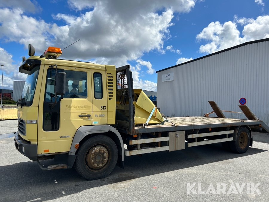 Lastbil Volvo FL 220 med ramper