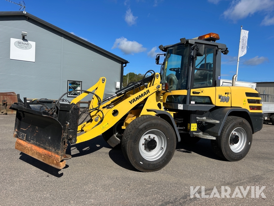 Hjullastare Yanmar V100 med 8 redskap