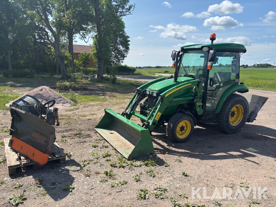 Traktor John Deere 3720 med lastare och redskap