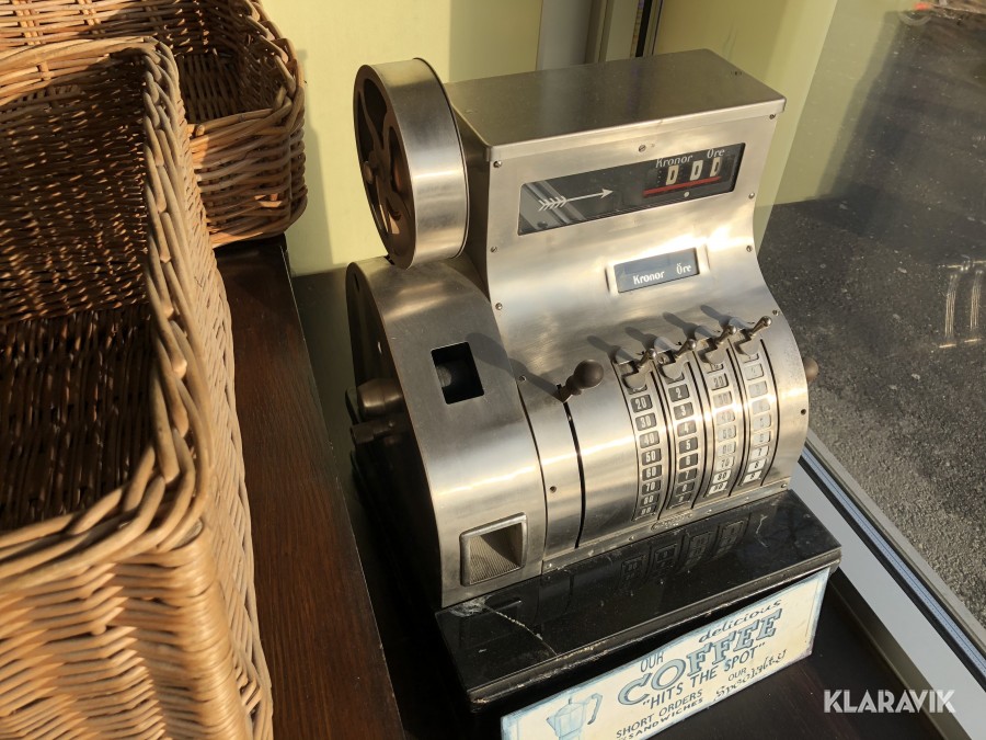 Gammal kassaapparat samt äldre våg