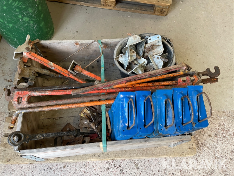 Armeringsverktyg och formlås