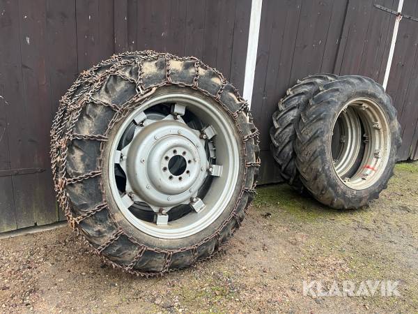 Dubbelmontage Goodyear med snökedjor 13.6/12-38