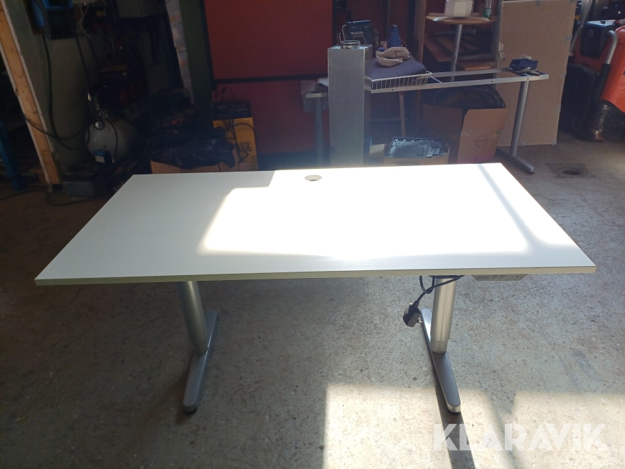 Höj- och sänkbart skrivbord