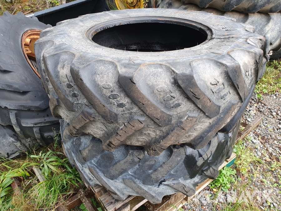 Traktordäck 2 st BKT 420/85R28