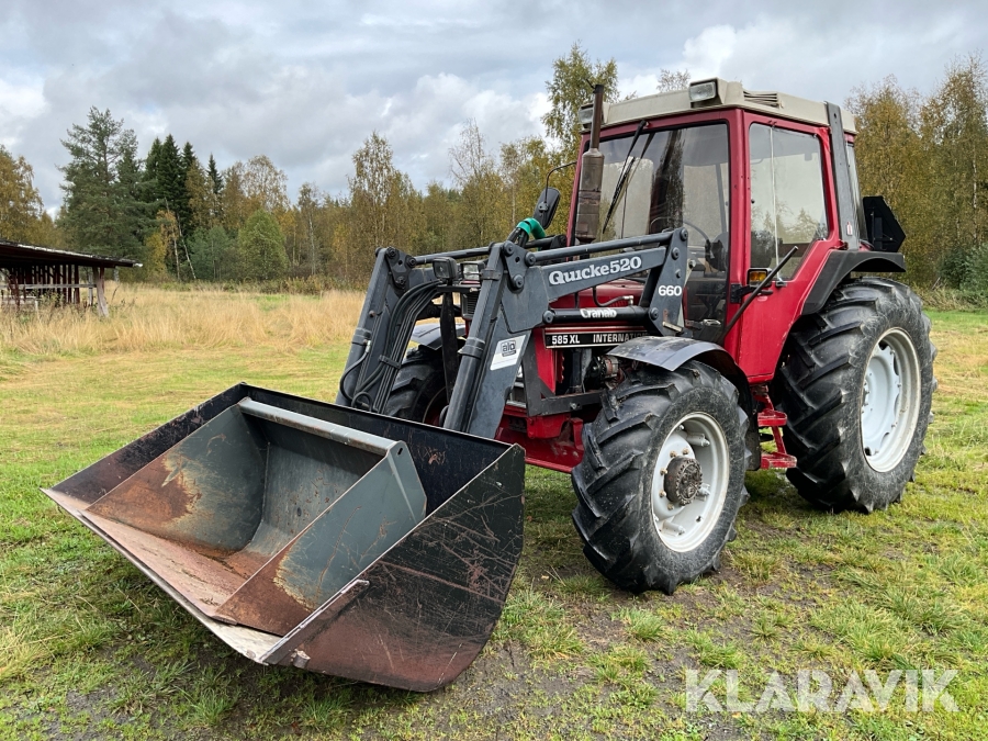 Traktor International 585 XL med många redskap